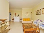 Apartamento T2 remodelado no centro de Carcavelos a...