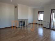 APARTAMENTO T2 REMODELADO PARA ARRENDAMENTO, com 3...