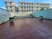 Apartamento T2 renovado com terraço e garagem em Carcavelos