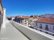 Apartamento T2 renovado com varanda e vista desafogada