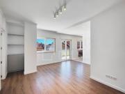Apartamento T2 renovado com varanda e vista desafogada