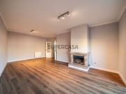 Apartamento T2 Renovado com Varanda, Lugares de Garagem...