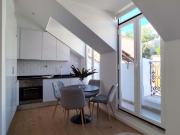 Apartamento T2 Renovado em Santa Apolónia com Vista Rio