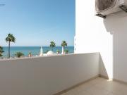 Apartamento T2 Renovado na Primeira Linha da Praia de...