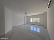 Apartamento T2 sem mveis, remodelado, inserido em prdio...