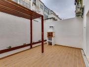 Apartamento T1 totalmente remodelado com logradouro...