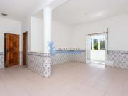 Apartamento T3 + 3 dependências localizado no Parchal...