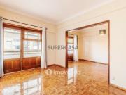 Apartamento T3 com áreas amplas, numa localização...