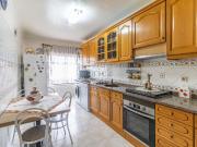 Apartamento T3 com arrecadação, localizado no Sobralinho