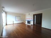 Apartamento T3 com estacionamento, Amial, Porto
