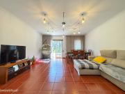 Apartamento T3 com garagem em zona de Santa Apolnia