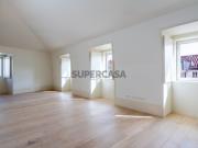 Apartamento T3 com garagem na Rua do Alecrim, Lisboa