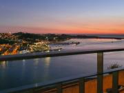 Apartamento T3 com garagem, no Edifício Panorâmico, Porto