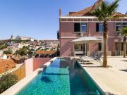 Apartamento T3 com jardim panorâmico e piscina suspensa...