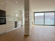 Apartamento T3 com Suites, Varanda e Estacionamento...