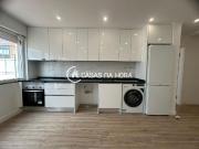 Apartamento T3 com Terraço de 52m2 no Feijó, remodelado