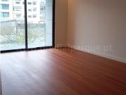 Apartamento T3 com varanda e lugar duplo de garagem,...