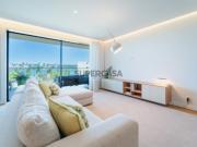 Apartamento T3 com varanda e estacionamento em Vila Nova...