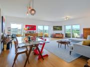 Apartamento T3 com varanda e vista mar em Algés