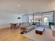Apartamento T3, com varanda, piscina e garagem em Oeiras