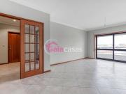 Apartamento T3 com vistas de Mar, varanda e lugar de garagem