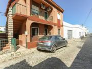 Apartamento T3 de rés do chão em Santa Luzia com Páteo...