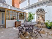 Apartamento T3 duplex, com pátio, junto à Sé de Lisboa