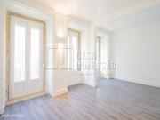 Apartamento T3, em prdio de traa antiga, totalmente...