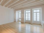 Apartamento T3 na Rua Mouzinho da Silveira, no Porto