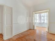 Apartamento T3, para remodelação, em Arroios, Lisboa