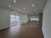 Apartamento T3 para venda com varandas e box em Águas...