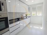 Apartamento T3 remodelado com varanda e elevador em Benfica