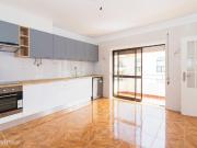 Apartamento T3 Remodelado no Centro da Vila de Porto de Ms