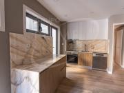 Apartamento T3 renovado junto à Lapa, com varanda e terraço