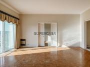 Apartamento T4+1 com varanda, no Campo Grande, em Lisboa