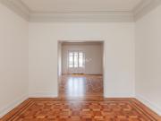 Apartamento T4+2 em Edifício de Época Próximo do Parque...