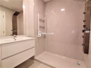 Apartamento T4 com dois parqueamentos, arrumo, à marginal