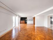Apartamento T4 com estacionamento, Laranjeiras, Lisboa