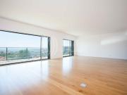 Apartamento T4, com varanda e garagem, nas Amoreiras
