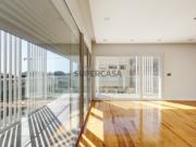 Apartamento T4 com varanda próximo do Estoril