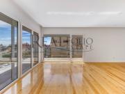 Apartamento T4 com Varanda junto à praia com vista Mar