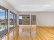 Apartamento T4 com Varanda junto à praia com vista Mar