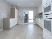 Apartamento T4 com varanda em L e parqueamento