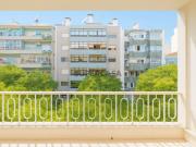 Apartamento T4 na Rua Passos Manuel com varandas