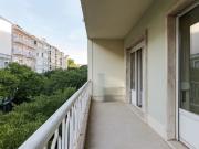 Apartamento T4 para reabilitação na Estefânia, Lisboa