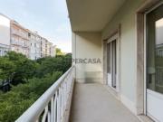 Apartamento T4 para reabilitação na Estefânia, Lisboa