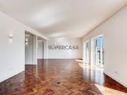 Apartamento T4 renovado, com varanda e garagem na...