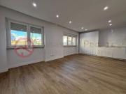 Apartamento T4 totalmente remodelado, prédio com...