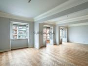 Apartamento T5 para reabilitação, na Avenida de Roma