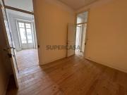 Apartamento T5 para Remodelar | 4.º Andar | 142 m²